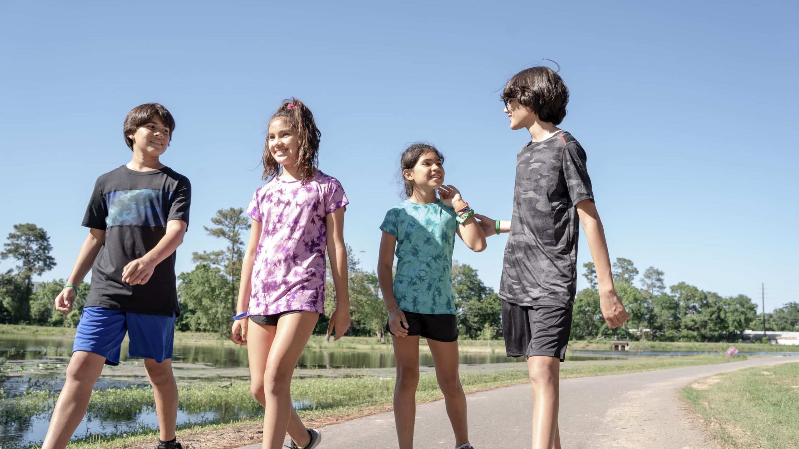 ymca-houston-health-wellness-youth-family-wellness-header A group of kids walking on trail